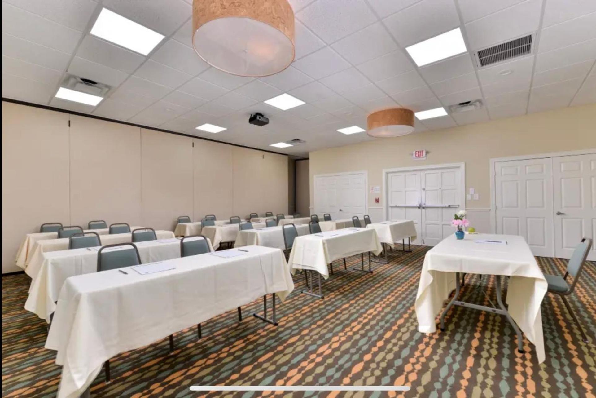 Red Roof Inn Plus & Suites 탬파 외부 사진